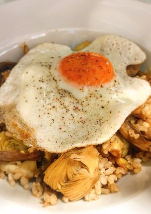 Foto principal de Arroz integral con alcachofas y huevo a la plancha