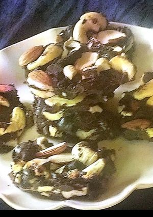 ડ્રાયફ્રુટસ ચીક્કી (Dryfruits Chikki Recipe In Gujarati) રેસીપી મુખ્ય ફોટો