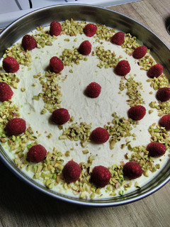 Málnás pisztáciás túrós mascarponés sütés nélküli torta!😊🍰 recept fotója