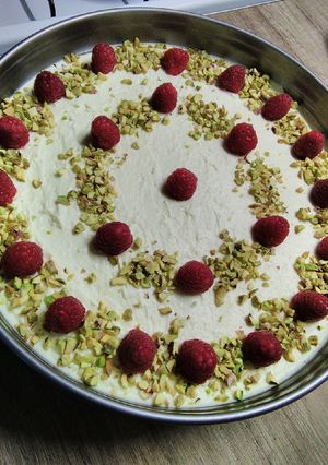 Málnás pisztáciás túrós mascarponés sütés nélküli torta!😊🍰 recept fotója