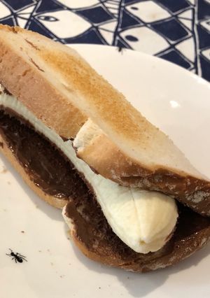 A picture of 🍌Nutella banana sandwich 🥪.