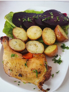 Una foto de Pollo Al Horno Con Papas Doradas