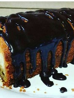 Una foto de Budín de banana bañado con chocolate