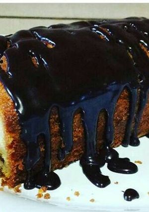 Una foto de Budín de banana bañado con chocolate