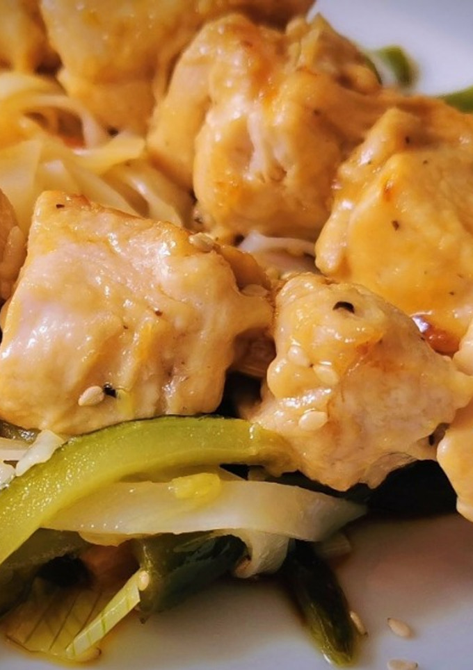 Una foto de Noodles de arroz con brochetas de Pollo y Verduras