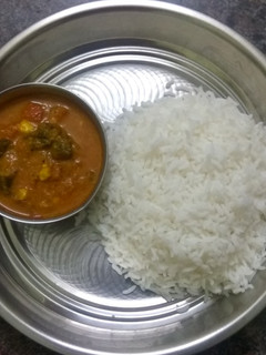 அரைத்து ஊற்றிய வெண்டைக்காய் குழம்பு (araithu ootriya vendaikkai kulambu recipe in tamil) செய்முறை முக்கிய புகைப்படம்
