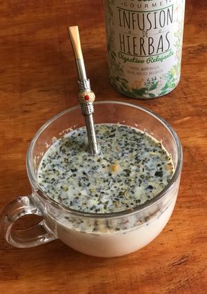 Una foto de Infusión de hierbas con leche