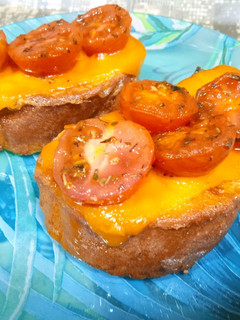 Una foto de Torrija salada de queso y cherrys salteados