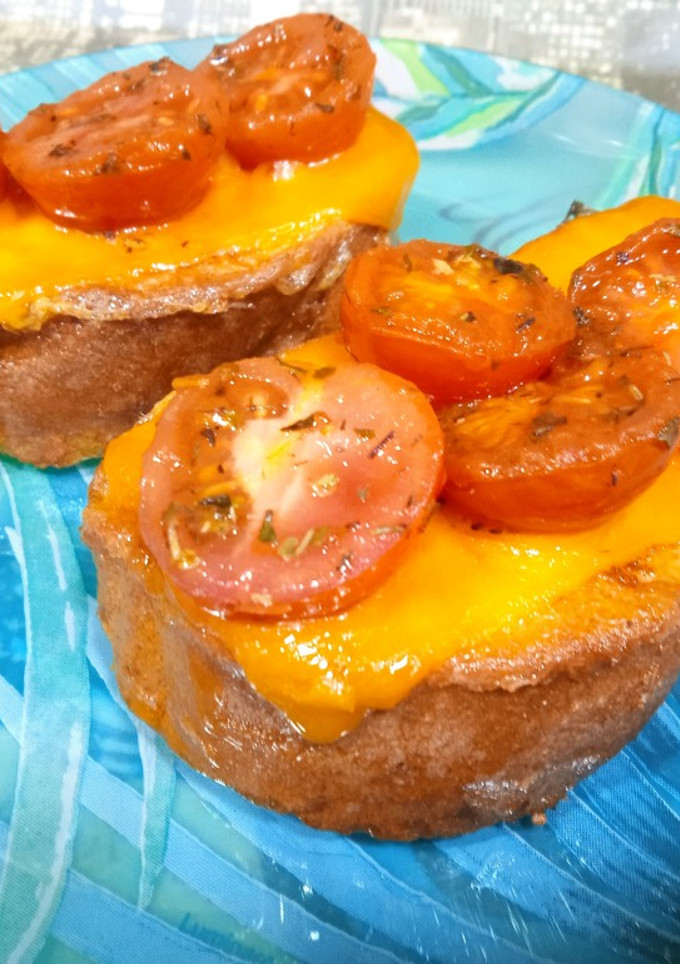 Una foto de Torrija salada de queso y cherrys salteados