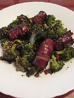 Una foto de Chorizos caseros ahumados con guarnición de brócoli