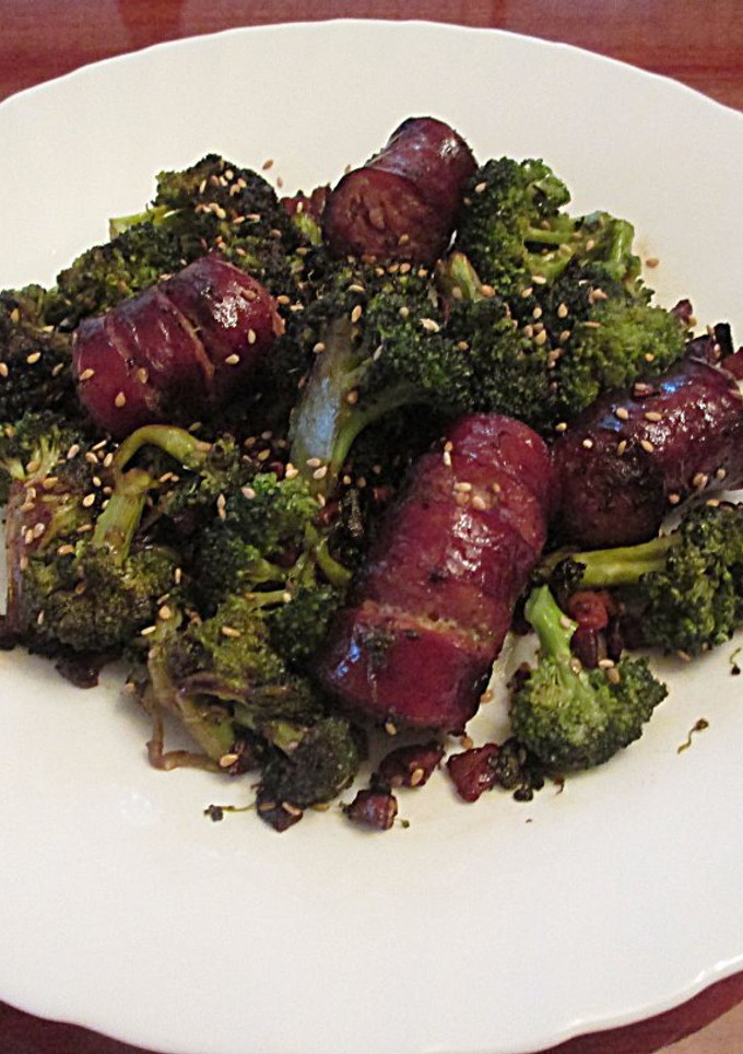 Una foto de Chorizos caseros ahumados con guarnición de brócoli