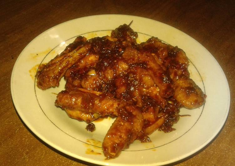 Cara Menyiapkan Fire Chicken Wings dengan Baluran Saus Pedas Manis yang Menggoda. Wajib dicoba ! yang simpel