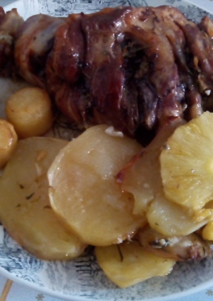 Una foto de Paletilla de cordero asado con patata panadera y piña y romero