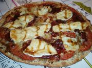 Una foto de pizza con queso brie