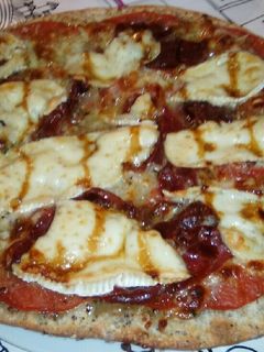 Una foto de Pizza con jamón y queso brie