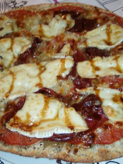 Una foto de Pizza con jamón y queso brie