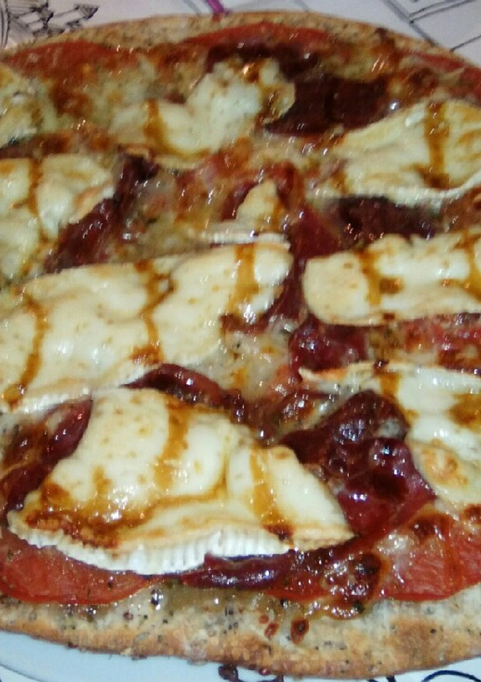 Una foto de Pizza con jamón y queso brie