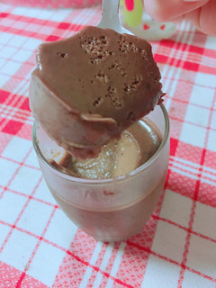 Una foto de Mousse de plátano y café