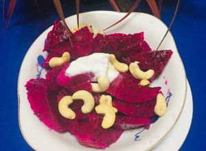 Una foto de Ensalada Tropical de Pitahaya con Yogur y Castaña de Cajú!