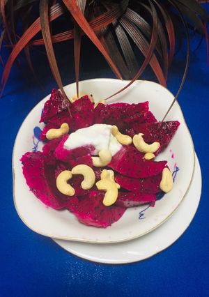 Una foto de Ensalada Tropical de Pitahaya con Yogur y Castaña de Cajú!