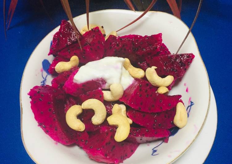 Ensalada Tropical de Pitahaya con Yogur y Castaña de Cajú!