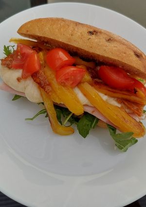 Grillsajtos, sült paprikás szendvics recept fotója