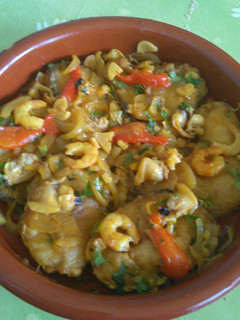 Una foto de Merluza en salsa y mariscos