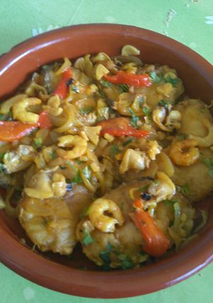 Una foto de Merluza en salsa y mariscos