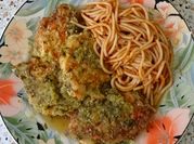 Una foto de pechuga de pollo en salsa verde