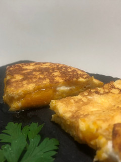 Una foto de Tortilla de calabaza con rulo de cabra