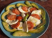 Una foto de caprese con aguacate