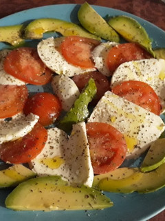 Una foto de Ensalada Caprese con Aguacate