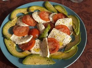 Foto principal de Ensalada Caprese con Aguacate