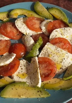 A picture of Caprese Salad with Avocado.