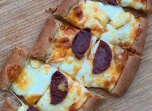 Une photo de Pide au fromage et sucuk (pizza turque) 🇹🇷