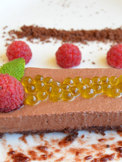 Una foto de Tarta de chocolate con perlas de aove y mermelada de frambuesas
