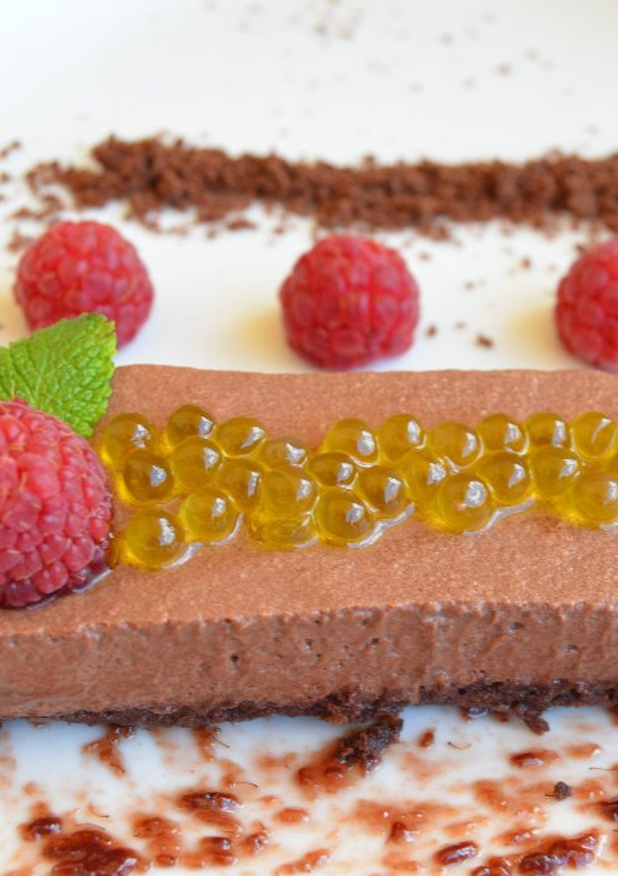 Una foto de Tarta de chocolate con perlas de aove y mermelada de frambuesas