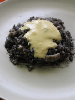 Una foto de Arroz negro con calamares y aliolio