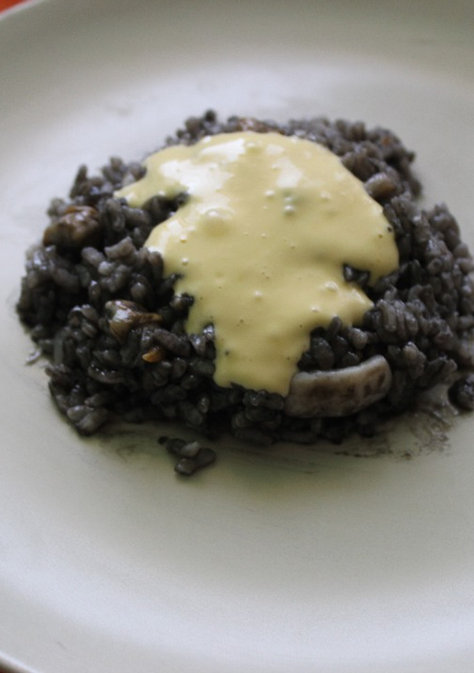 Una foto de Arroz negro con calamares y aliolio