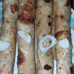 Chikhen phuljhri pratha roll A picture of Chikhen phuljhri pratha roll.