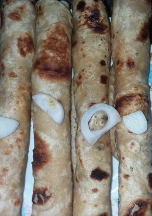 A picture of Chikhen phuljhri pratha roll.