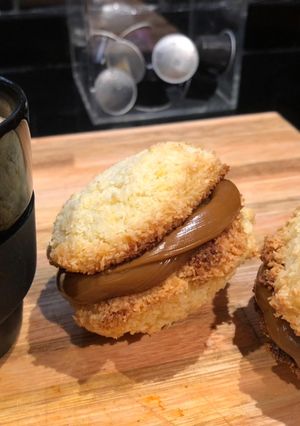 Una foto de Alfajor de coco