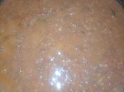 Una foto de frijoles con longaniza