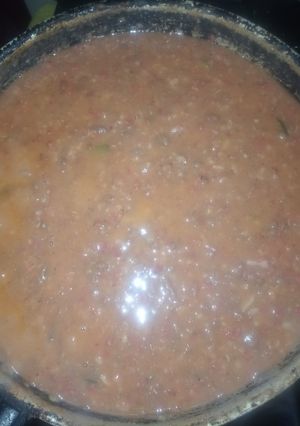 Una foto de Frijoles fritos con longaniza😋😋