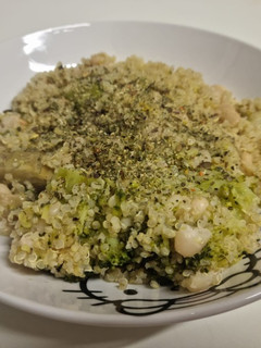 Una foto de Quinoa con alubias blancas, brócoli y alcachofas