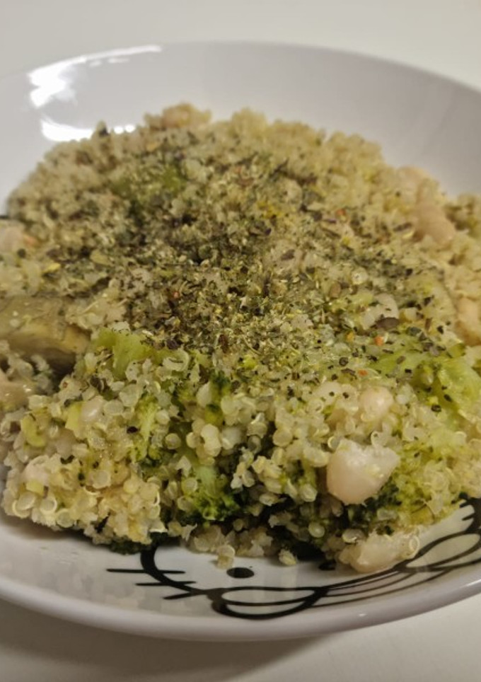 Una foto de Quinoa con alubias blancas, brócoli y alcachofas