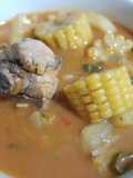 Caldo de pollo con viandas y maíz