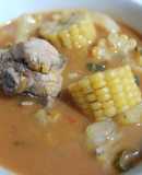 Caldo de pollo con viandas y maíz