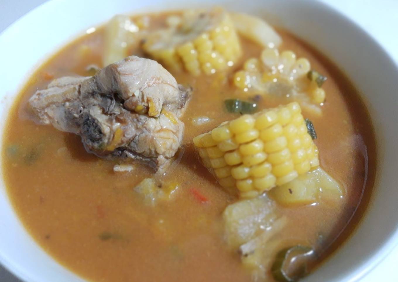 Caldo de pollo con viandas y maíz