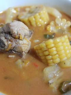 Una foto de Caldo de pollo con viandas y maíz
